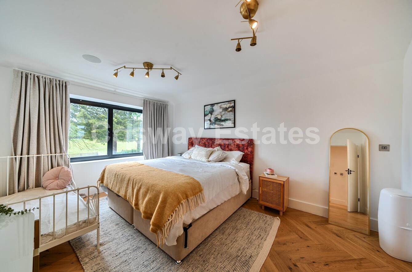 Featherstone Road, Mill Hill, NW7, London